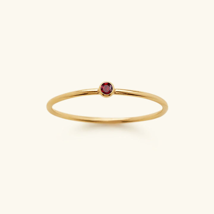 Goldener Ring mit rotem Edelstein, minimalistisches Design, eleganter Schmuck, Damenring.
