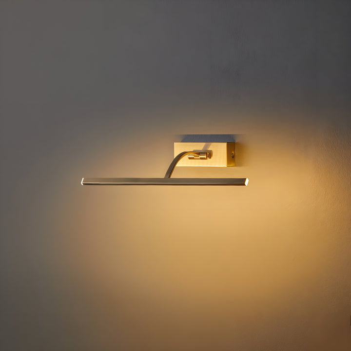 Tændt lampe set lidt fra siden, hvor den buede arm mellem vægplade og lysskinne ses 3