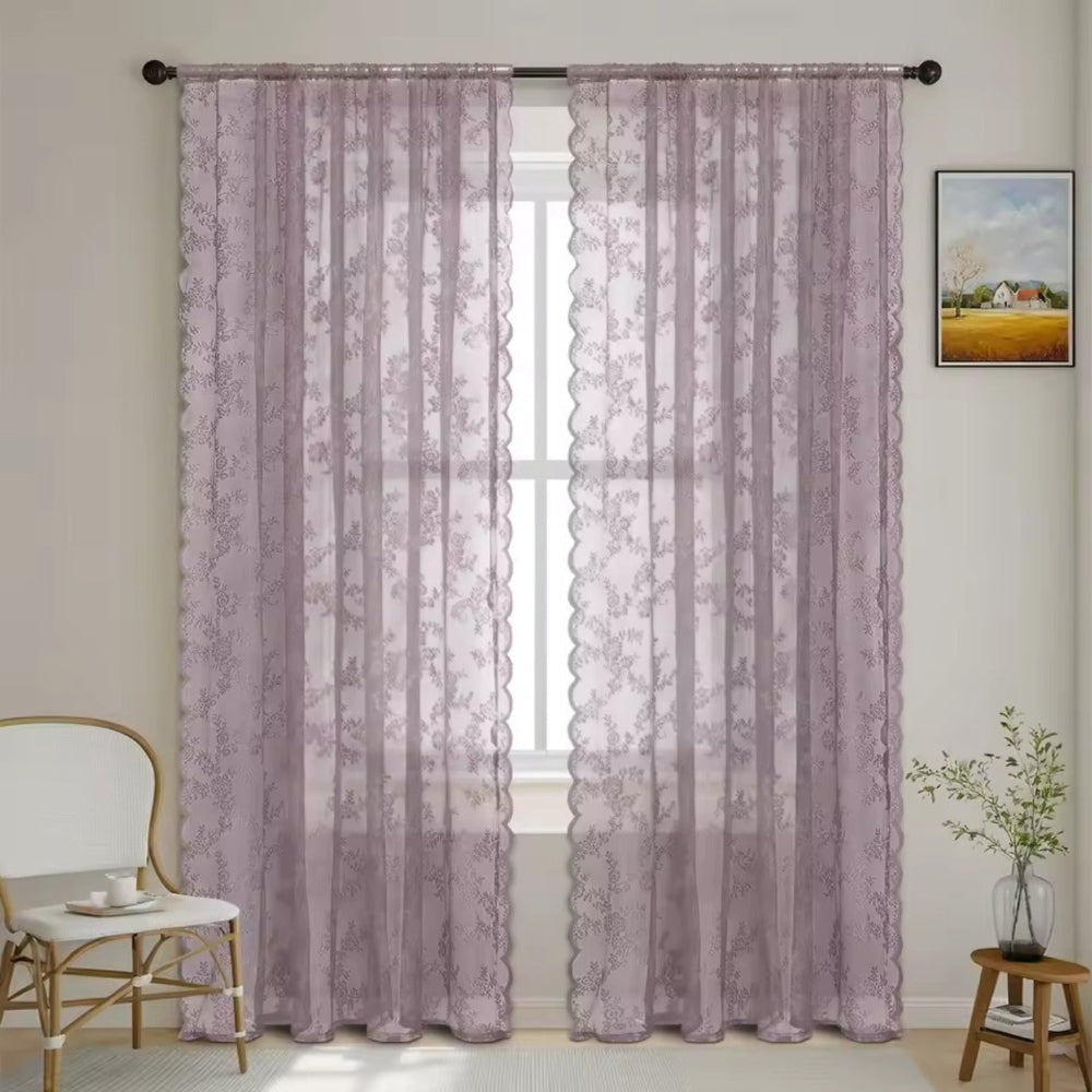 To gennemsigtige gardinpaneler i dæmpet mauve med blomstermønster og buet kant hænger på en stang foran et vindue. 11