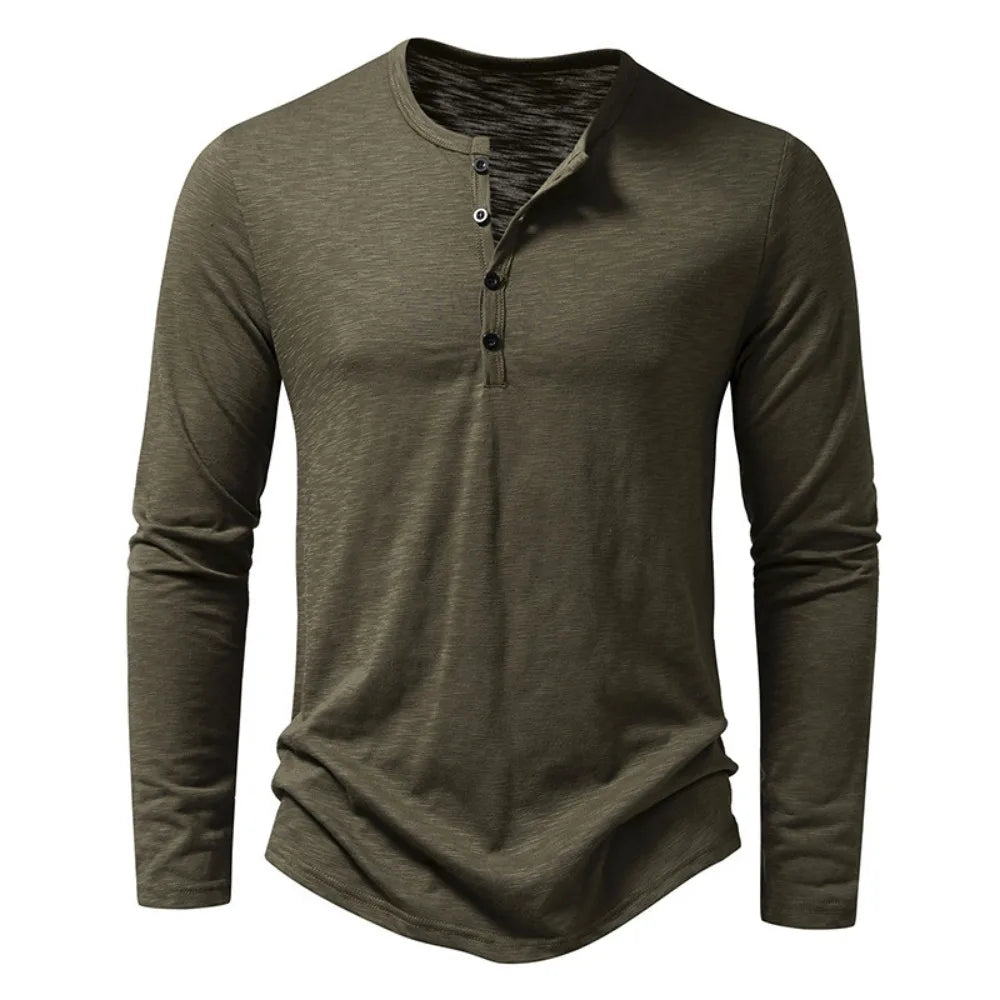 Oliven henley-skjorte med lange ærmer og knaplukning ved halsen, set forfra. 4