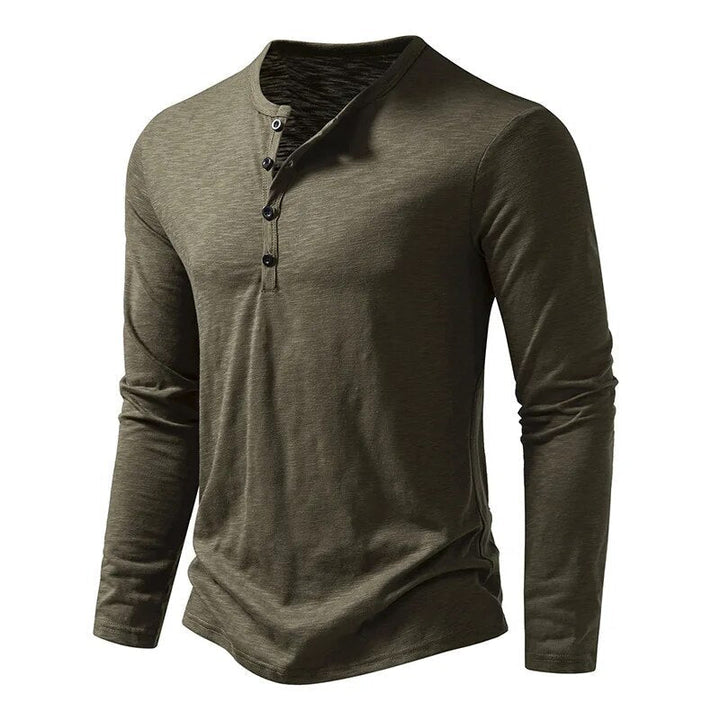 Olivengrøn henley-skjorte med sorte knapper, set let fra siden så ærmer og form ses. 5