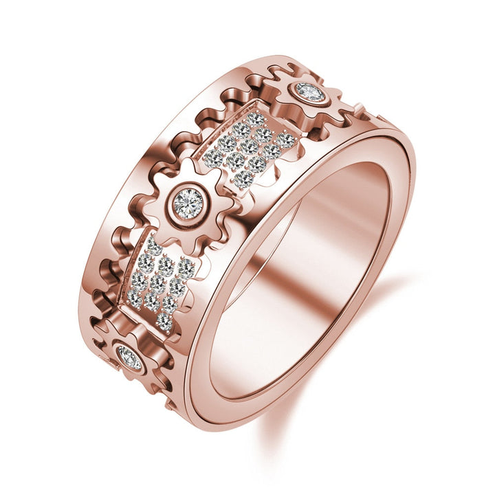 Roségoldener Ring mit Zahnraddesign und funkelnden Kristallen, modischer Schmuck für Damen.