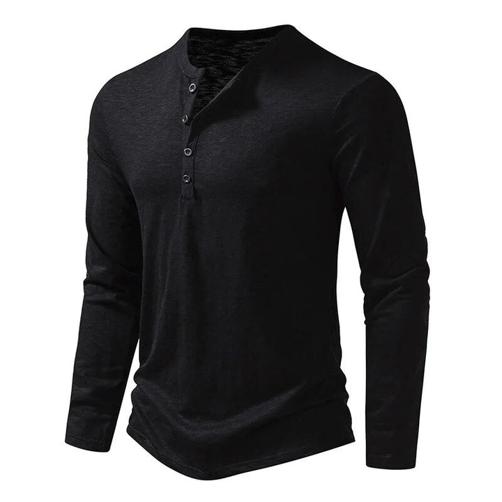 Sort henley-skjorte med knaplukning og lange ærmer, set let fra siden. 15