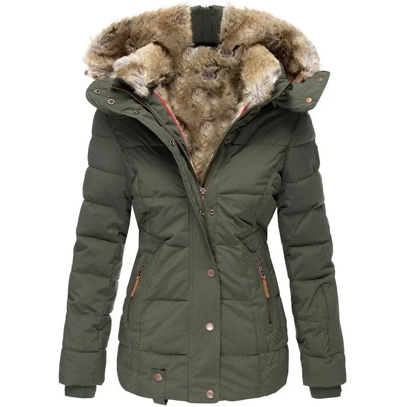 Olivengrøn quiltet parka med pelsforet hætte, lynlås, trykknapper og skrå lommer, vist forfra uden model. 1