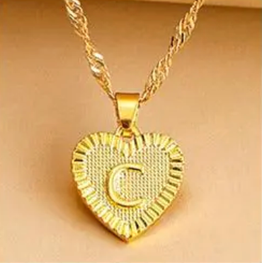 Goldene Herz-Halskette mit Buchstabe C, elegantes Schmuckstück, Geschenkidee.