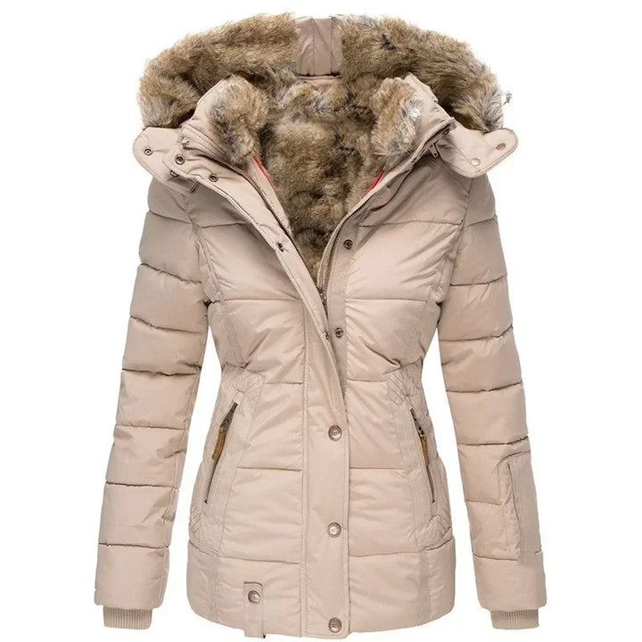 Beige quiltet parka med pelsforet hætte, skrå lynlåslommer og trykknapper i front, vist uden model. 9