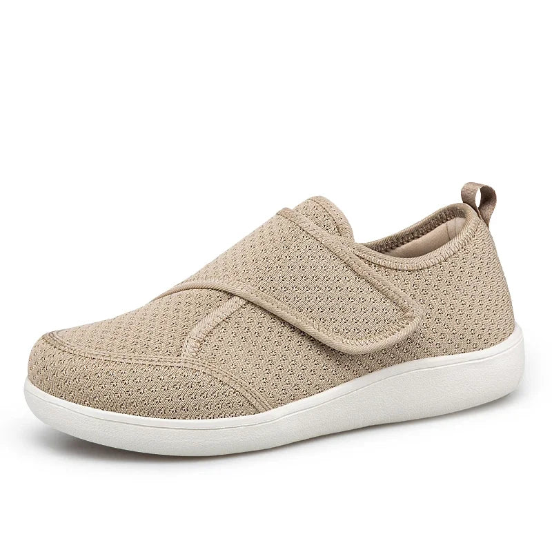 Beige netsko med burrebånd og hvid sål, set skråt forfra mod hvid baggrund 10