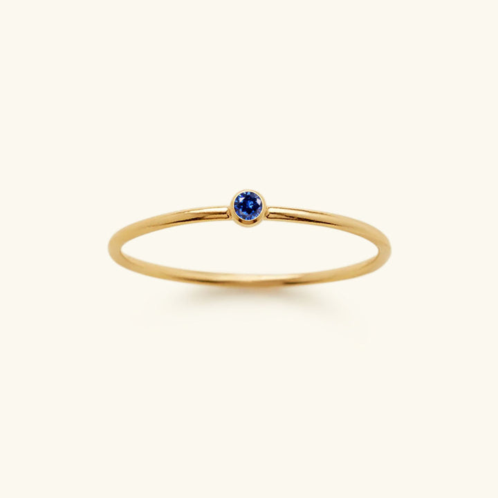Goldener Ring mit blauem Saphir, minimalistisches Design, September-Geburtsstein, Schmuck.