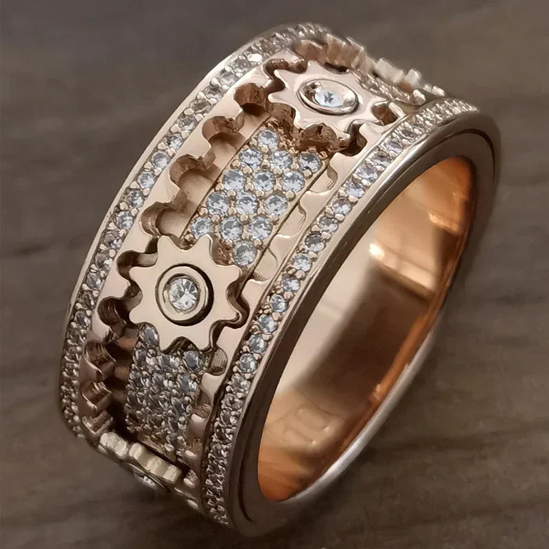 Roségoldener Ring mit Zahnrädern und Diamanten, luxuriöses Schmuckdesign, einzigartiger Stil.