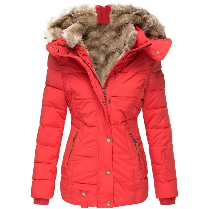 Rød quiltet parka med blød pelsforing i hætten og ribstrikkede manchetter, vist forfra uden model. 7