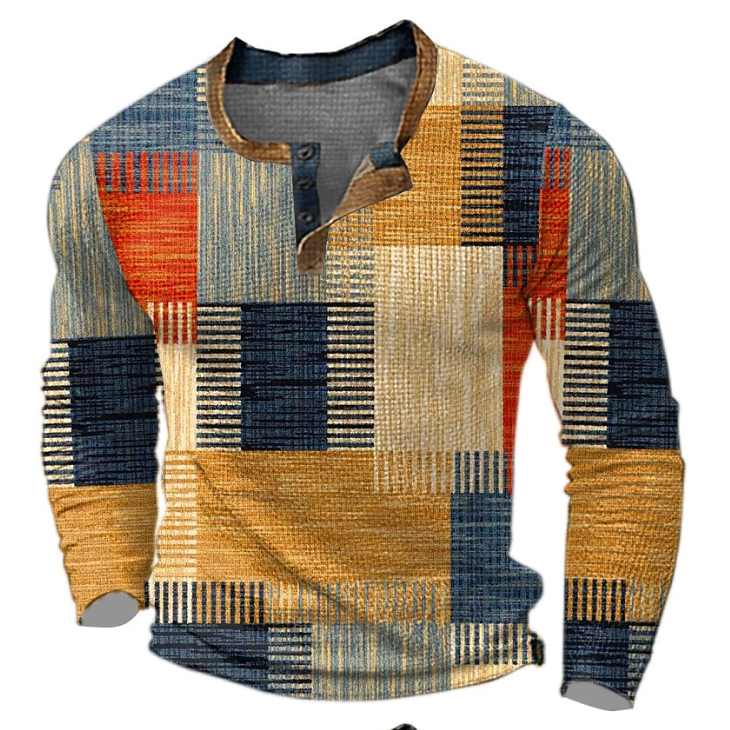 Langærmet henley-trøje set forfra med knaplukning og geometrisk blokprint i orange, gul, blå og beige, med kontrastfarvet kant ved halsen. 1