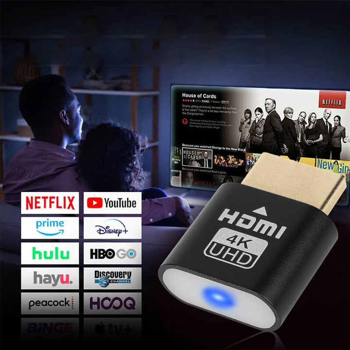 Par på sofaen ser serie på tv, mens den sorte HDMI-enhed ses i forgrunden ved siden af streamingtjenesters logoer. 8