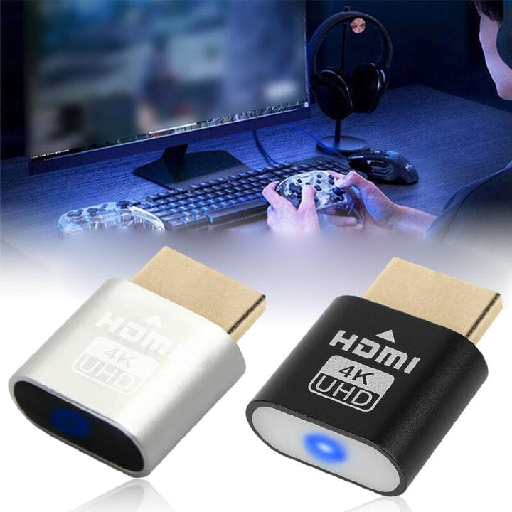 Sølvfarvet og sort HDMI-enhed side om side foran en gamer, der spiller med controller ved en computerskærm. 10