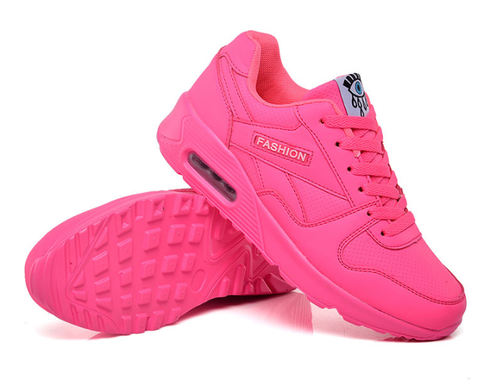 Neonpink sko set fra siden med luftpude, ved siden af en sko vendt op med mønstret sål 7