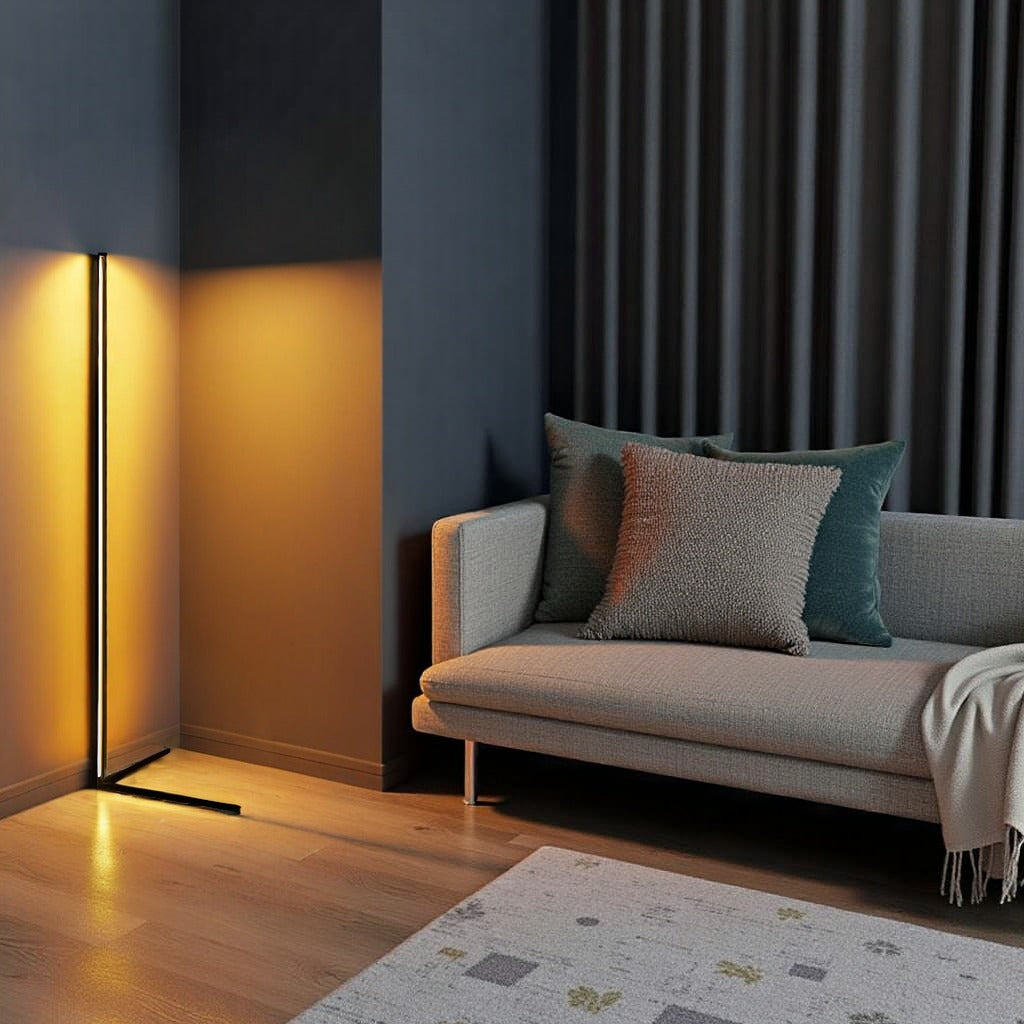 Tændt gulvlampe med gyldent lys i mørkeblå stue med grå sofa, puder og tæppe 11