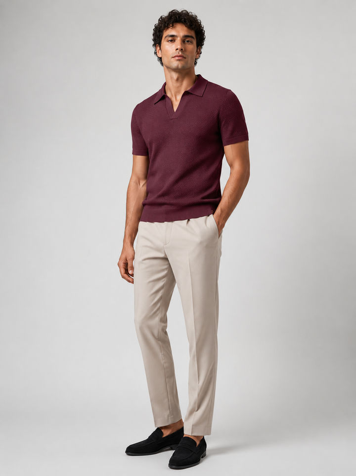 Helfigur af model i bordeaux strikpolo med beige bukser og sorte loafers, set forfra 23