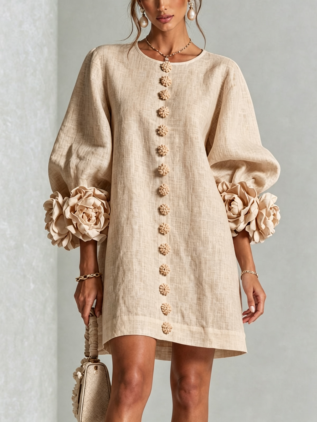 Minikjolen i beige set forfra på model med blomsterknapper og blomsterpyntede pufærmer 6