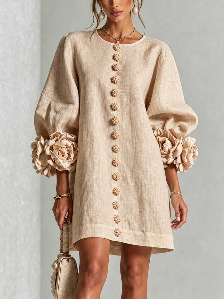 Minikjolen i beige set forfra på model med blomsterknapper og blomsterpyntede pufærmer 6