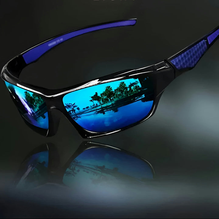 Sportsbrille med blå spejlglas og blå stænger, set skråt fra siden på mørk baggrund 7
