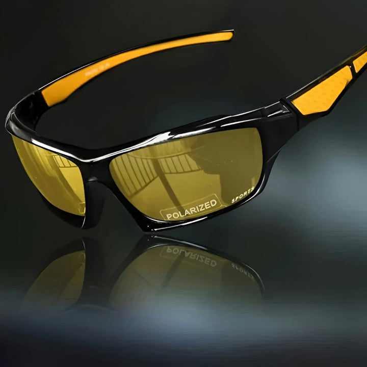 Sportsbrille med gule glas og gule stænger, set skråt fra siden på mørk baggrund 9