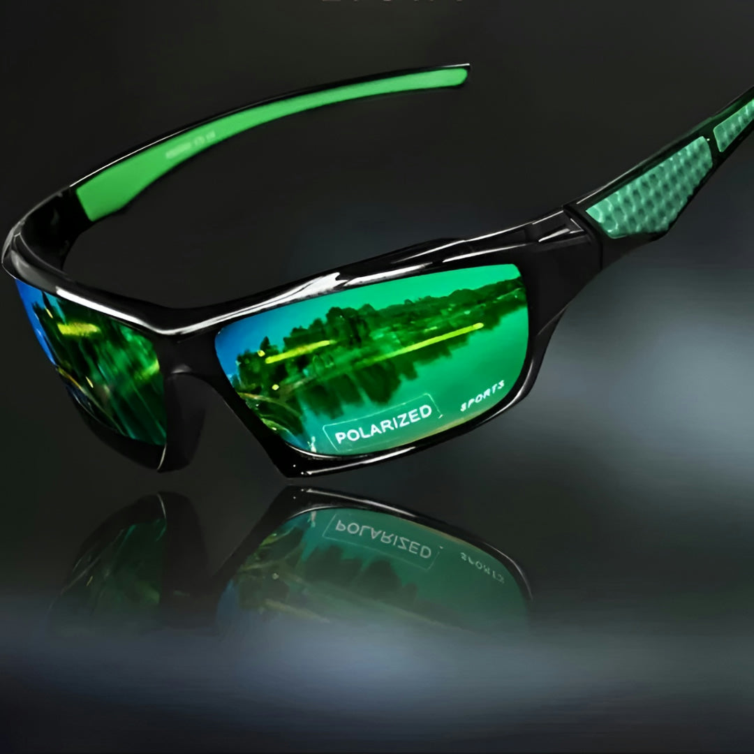 Sportsbrille med grønne spejlglas og grønne stænger, set skråt fra siden på mørk baggrund 11