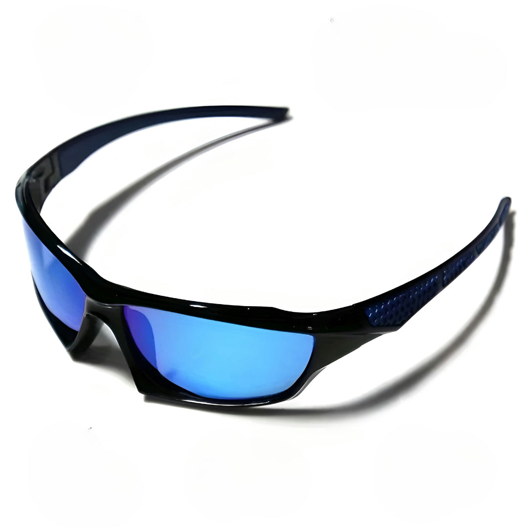 Sportsbrille med blå spejlglas og sort stel med blå detaljer på stængerne, på hvid baggrund 13