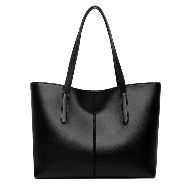 Sort totebag set forfra mod hvid baggrund med to lange stropper og midtersøm 1