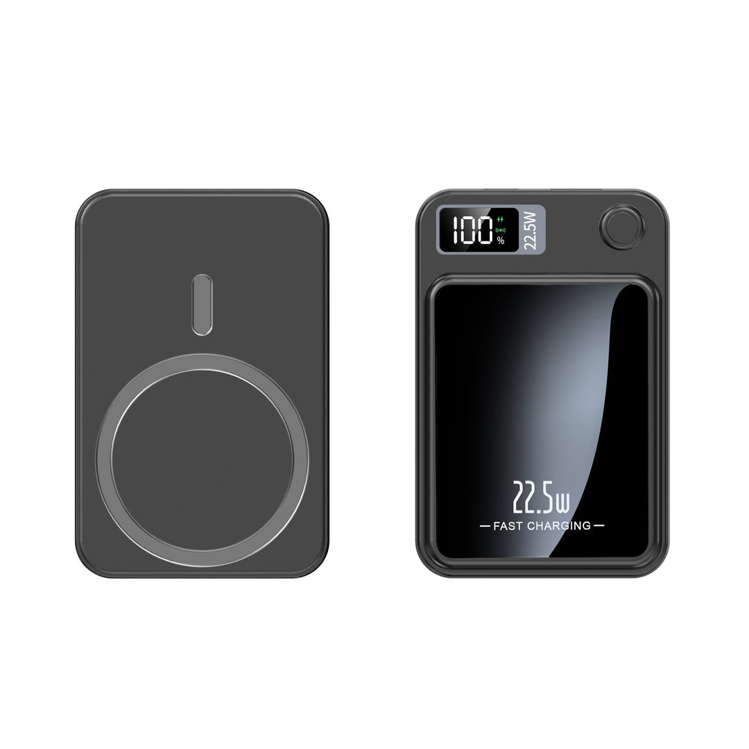 Sort kompakt powerbank set bagfra med magnetisk ring og forfra med spejlfront, digitalt batteridisplay og tændknap. 1