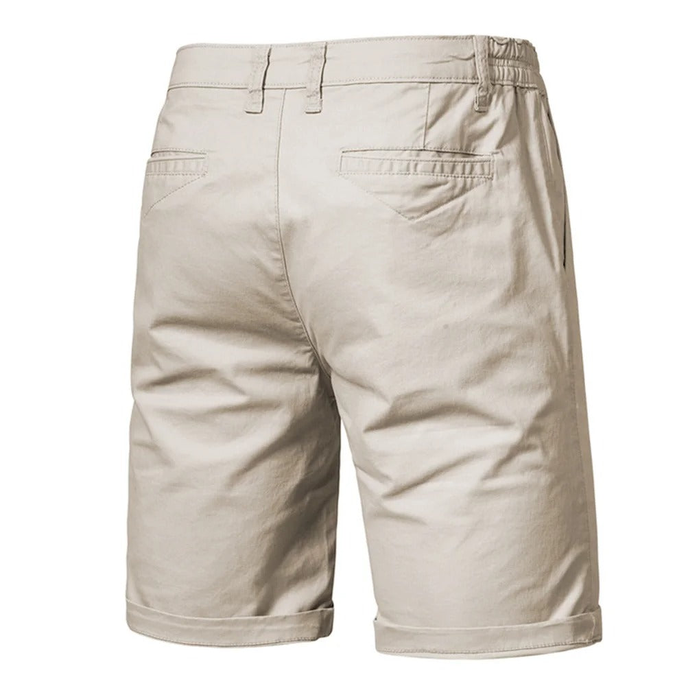 Beige shorts set bagfra med to lommer med lynlås og passepoil samt bælteløkker og opsmøgede ben. 2