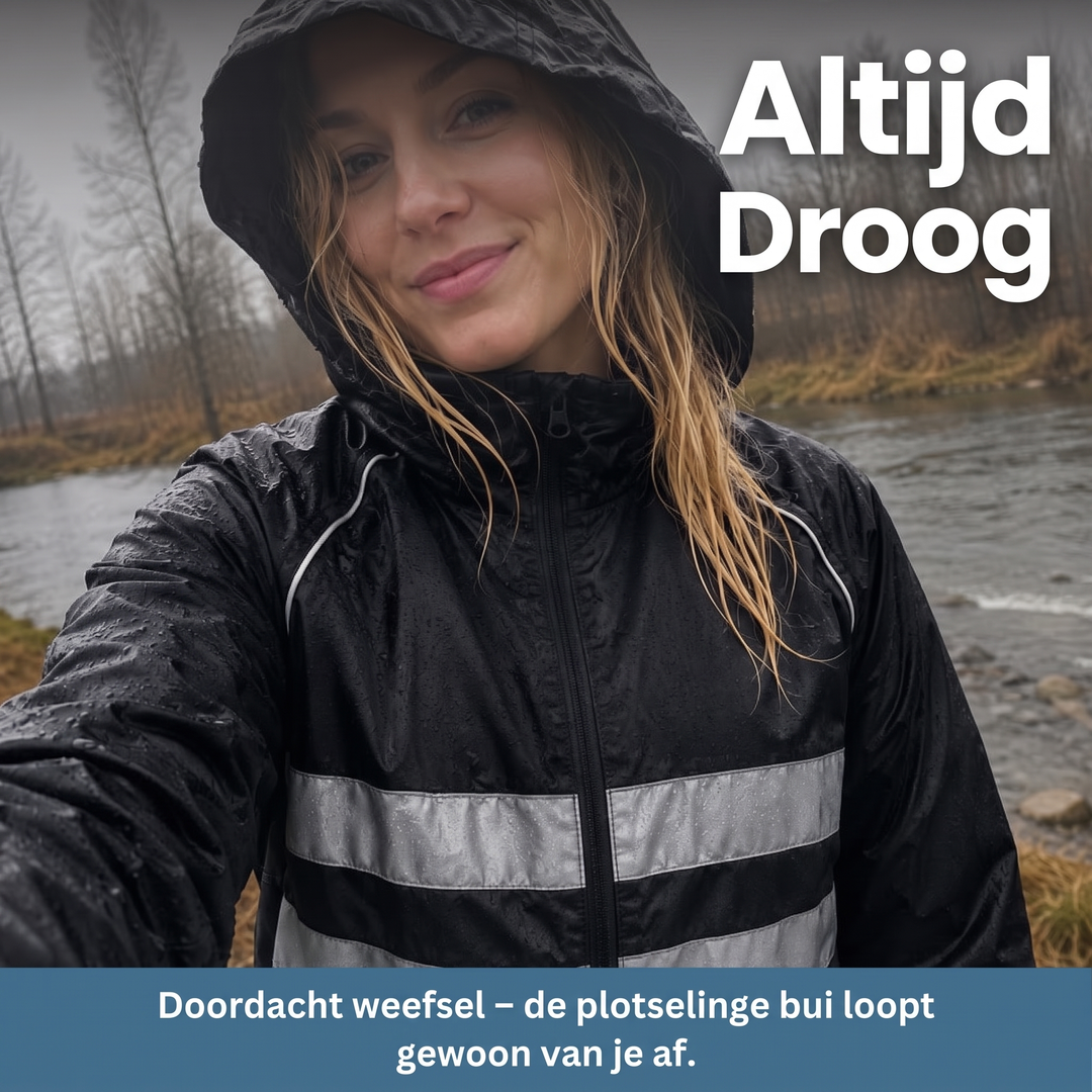 Smilende kvinde med hætte iført sort jakke med refleksstriber, dækket af regndråber, ved en å i regnvejr. 8