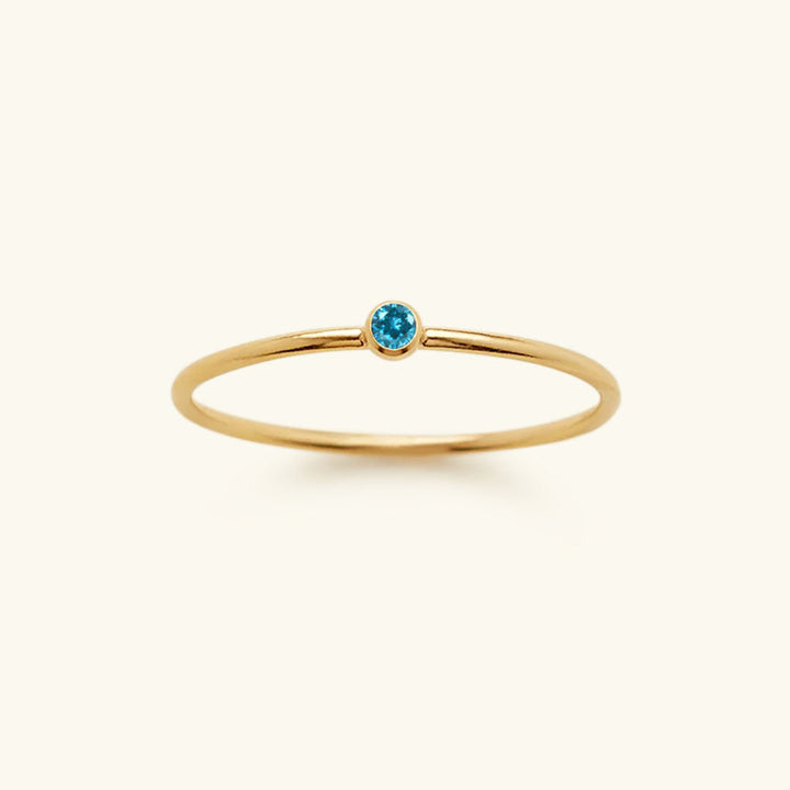 Goldener Ring mit blauem Aquamarin-Edelstein, minimalistisches Schmuckdesign, Geburtstagsgeschenk.