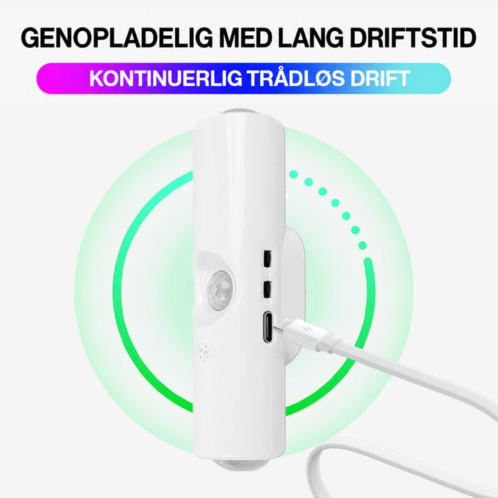 Hvid væglampe tilsluttet et ladekabel i USB-C-porten, omgivet af en grøn cirkel, der viser opladning 12