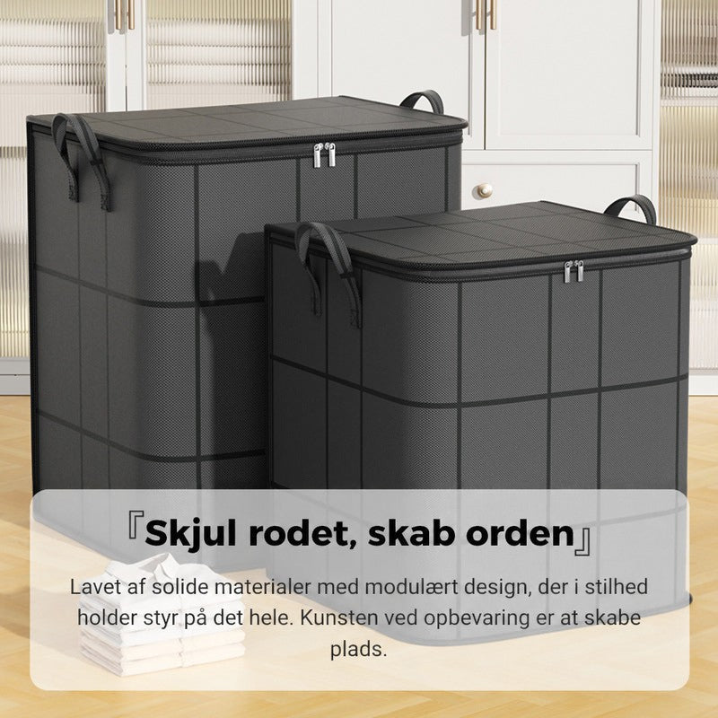 To sorte opbevaringstasker i forskellig stÃžrrelse foran et hvidt skab med glasfront, med et par sammenlagte skjorter i forgrunden. 11