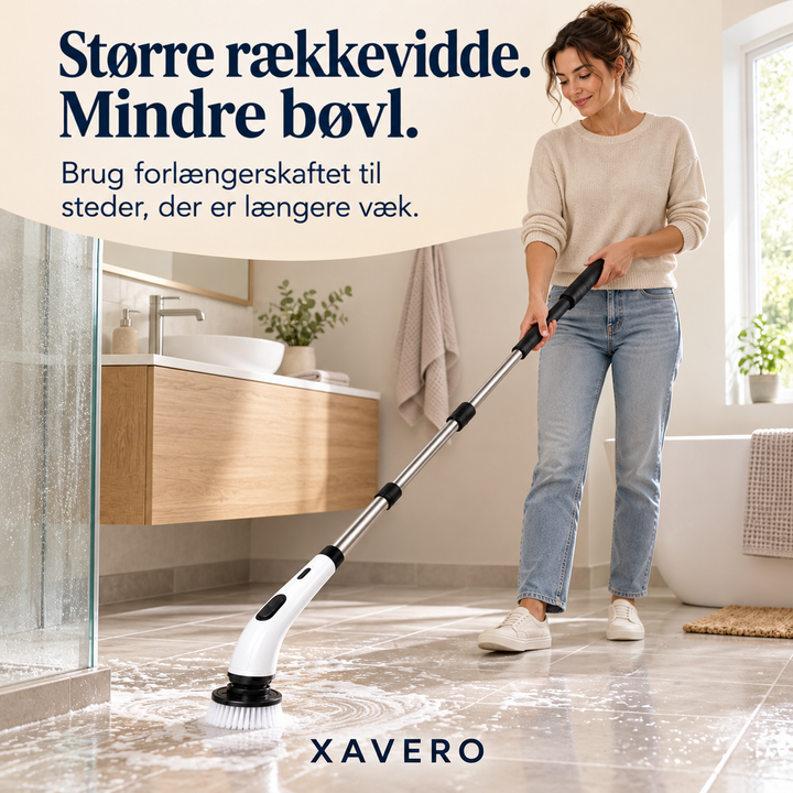 Smilende kvinde i jeans bruger den forlængede stang til at skure gulvet i badeværelset 8