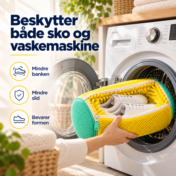 Hånd skubber den gule vaskepose med hvide sneakers ind i en åben vaskemaskine 3