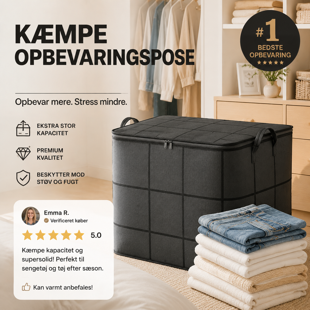 Sort opbevaringstaske i et omklÃ¦dningsrum med hÃ¦ngende skjorter, med en stak sammenlagte jeans og hvidt tÃ¸j foran sig. 5