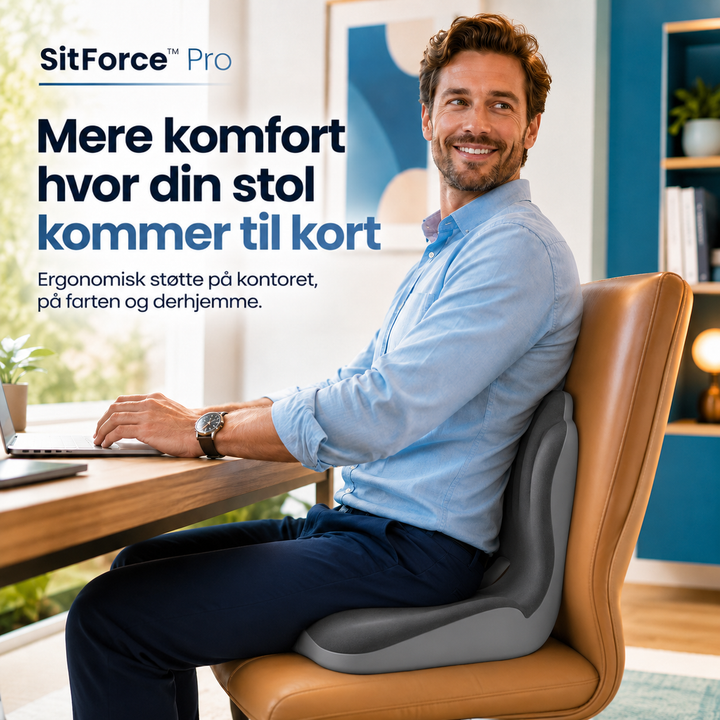Smilende mand arbejder ved bærbar på en cognacfarvet kontorstol med hyndet bag ryggen 6