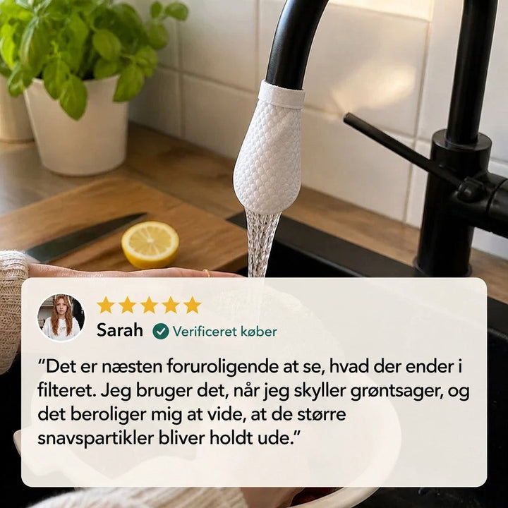 Hvid filterpose på en sort vandhane, hvor vandet løber ud, med citron og basilikum i baggrunden. 7
