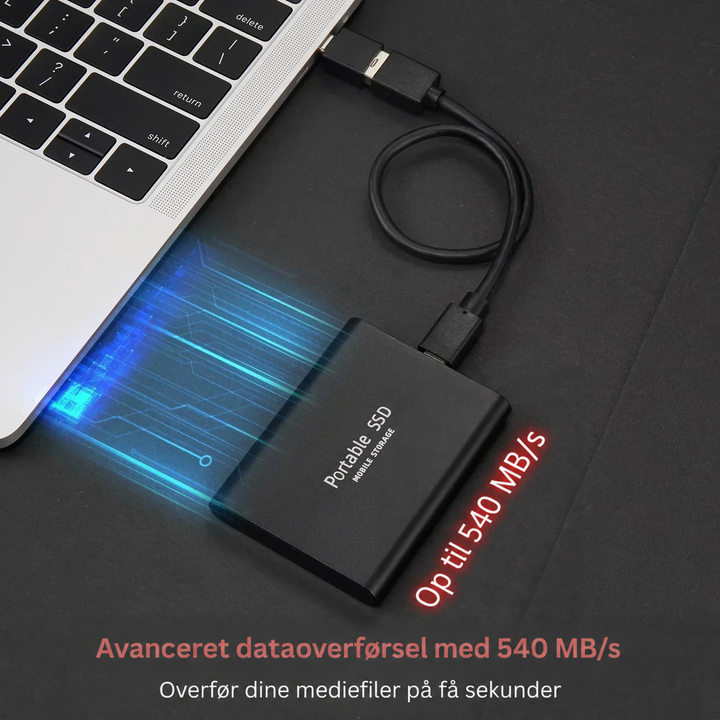 Sort ekstern SSD tilsluttet en bærbar computer med kabel, med blå lysstriber der antyder hurtig overførsel 2