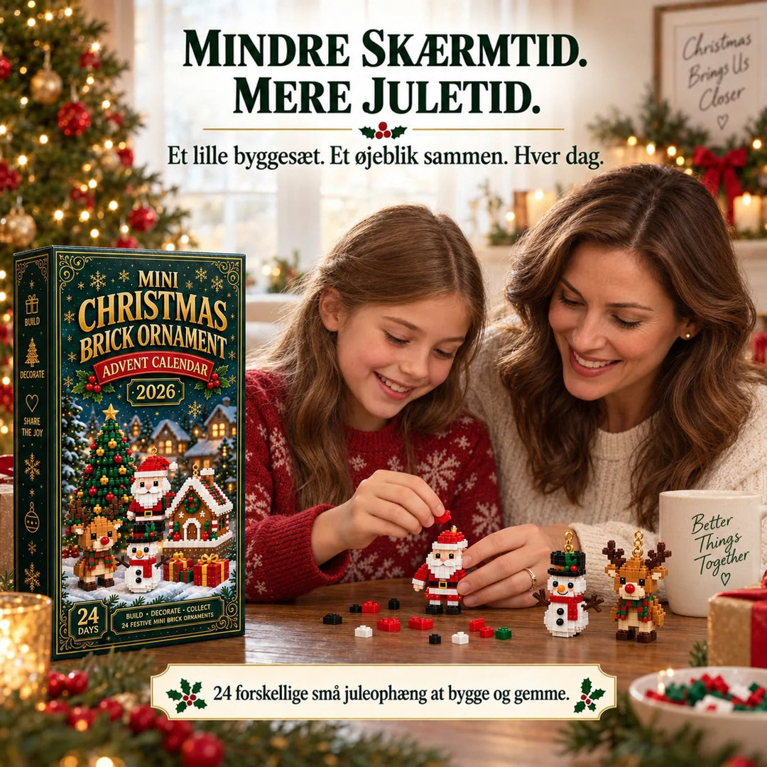 Pige og mor bygger sammen en nissefigur af klodser ved et bord, med adventskalenderæsken ved siden af og et juletræ bagved. 1