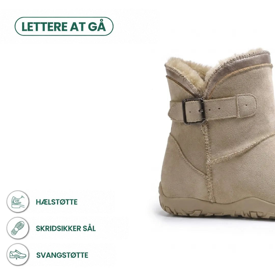 Beige støvle set bagfra med spænderem og grafik om støtte og skridsikker sål 4