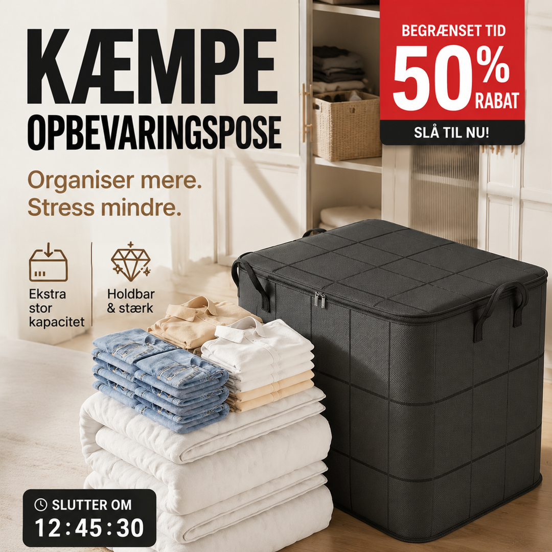 Sort opbevaringstaske med rudemÃžnster ved siden af stablede jeans, skjorter og hvide dyner pÃ¥ gulvet foran et lyst skab. 4