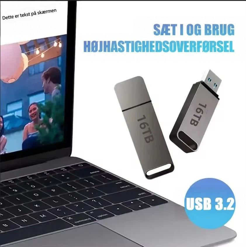 To flashdrev svæver ved siden af en bærbar computer, hvor det ene er klar til at blive sat i 2