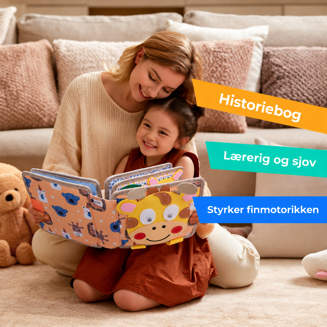 Mor og lille pige sidder på gulvet og kigger sammen i giraf-aktivitetsbogen 6