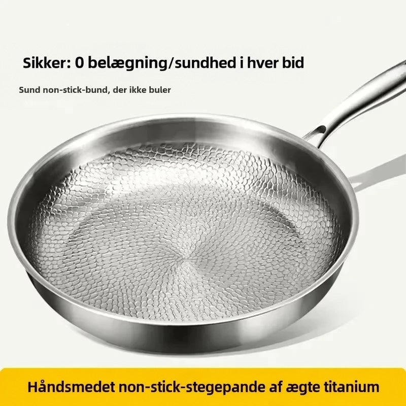 Panden set ovenfra med tæt hamret mønster i bunden, med tekstbanner om belægningsfri og nonstick stegning. 5