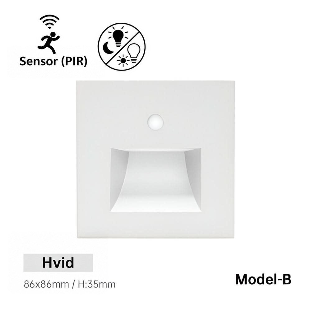 Hvid kvadratisk trappelampe set forfra med sensor og stort rektangulært indhak til lyset 10
