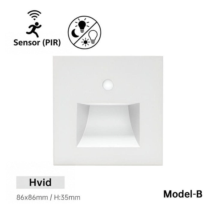 Hvid kvadratisk trappelampe set forfra med sensor og stort rektangulært indhak til lyset 10