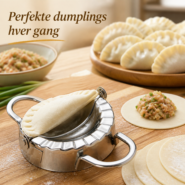Dumplingformen i rustfrit stål med en foldet dumpling på et træskærebræt, omgivet af dejrunde, fyld og færdige dumplings. 1