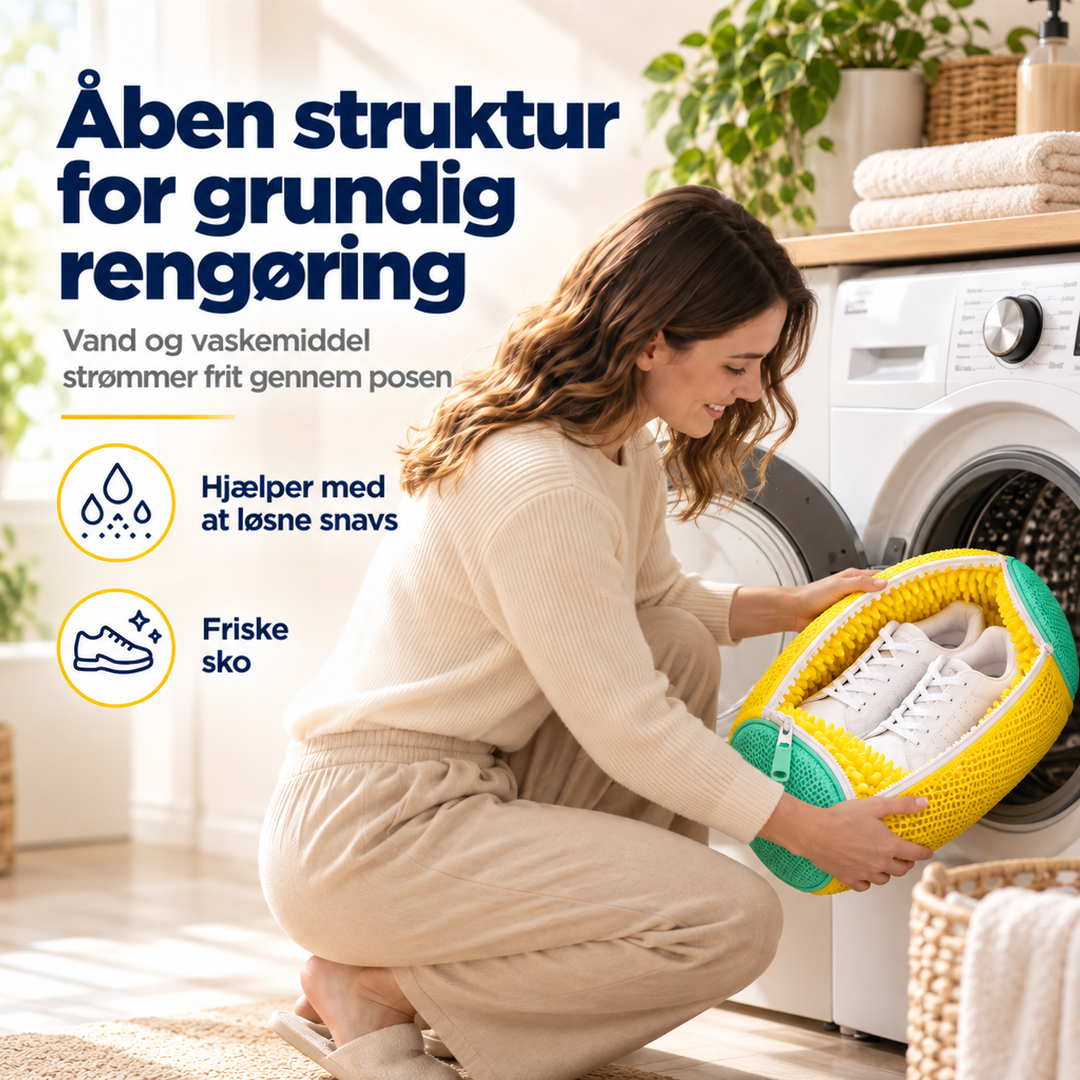 Smilende kvinde sidder foran vaskemaskinen og lægger den gule vaskepose med sneakers i tromlen 4