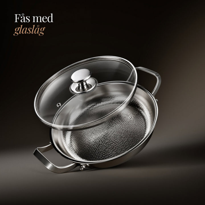 Pande med glaslåg løftet skråt over panden, så den hamrede indvendige overflade og låget med metalknop kan ses. 3